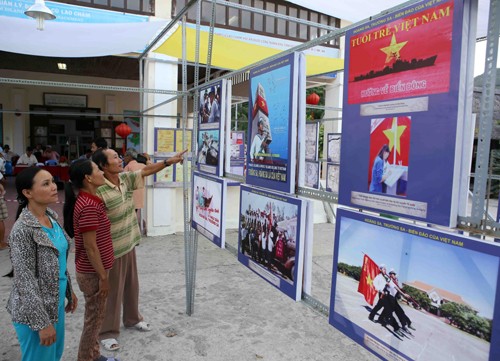 Photo exhibition on Hoang Sa and Truong Sa opens on Cu Lao Cham  - ảnh 1